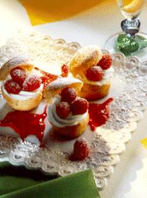 choux garnis en chantilly et  framboises